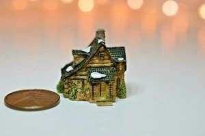 Miniature Manor House Sculpture in 1:12 doll scale A4194 - Picture 1 of 7
