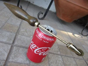 Sillines de rueda de pinchazo de trabajador de herramientas de cuero raro grande de latón y capucha de colección - Imagen 1 de 16