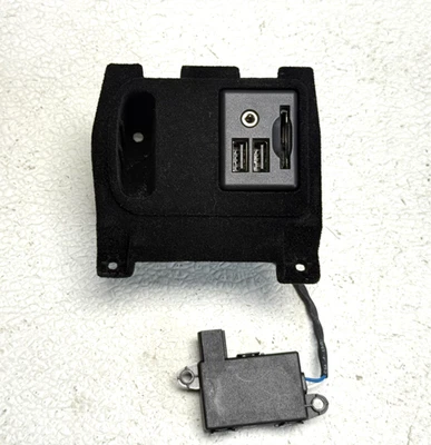 Оригинальная передняя центральная консоль Cadillac ATS 13–18 AUX USB-порт SD 13581213 - Изображение 1 из 4