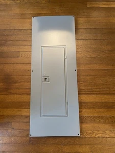 Cubierta central de carga Square D QOC42US 42 espacios montada en superficie con tornillos usada - Imagen 1 de 4