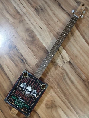 GUITARRA ELÉCTRICA ACÚSTICA WEEKLYHOUSE CIGAR BOX 3 CUERDAS Outlaw Foto 1 de 4