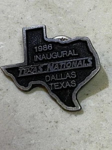1986 INAUGURAL NHRA TEXAS NATIONALS DALLAS TEXAS PEWTER LAPEL HAT PIN - Picture 1 of 2