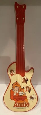 "Guitarra de juguete Little Orphan Annie Tribune Co Syndicates Columbia Pictures 21"" de largo" Foto 1 de 4