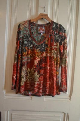 BLUSA MANGA LARGA JERSEY LÍQUIDO CUELLO EN V FLORAL MARRÓN Y NEGRO DE JOHNNY WAS ~S Foto 1 de 4