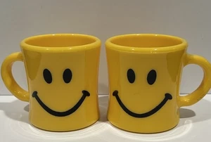 (2) Vintage 70er gelb Smiley Gesicht Melamin Plastik Becher Becher Kinder glücklich süß - Bild 1 von 4