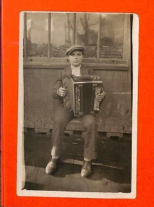MUSIQUE / CARTE POSTALE PHOTO / HOMME AVEC ACCORDÉON - Picture 1 of 2