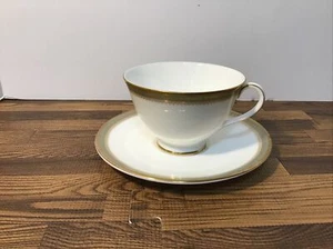 **ENSEMBLE TASSE et SOUCOUPE VINTAGE ROYAL DOULTON CLARENDON PIEDS** - Photo 1/7