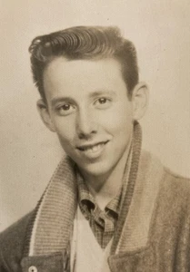 Vintage 50er Jahre Foto Hübscher junger Mann Junge glatte Haare High School Photo - Bild 1 von 3