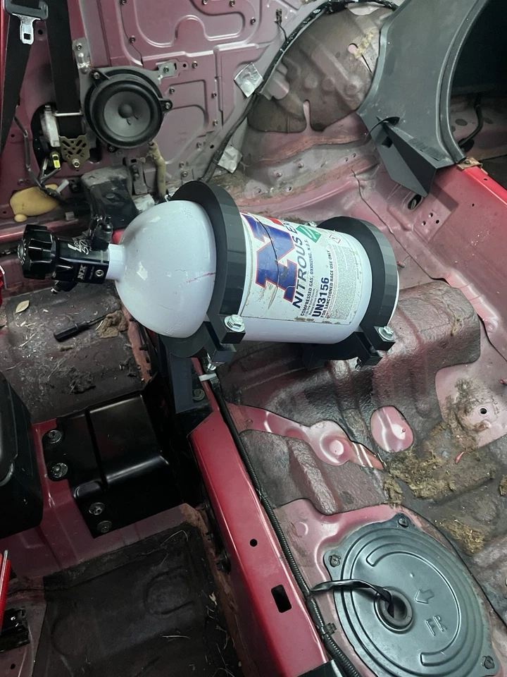 英菲尼迪 G35 10 磅一氧化二氮瓶定制底座 — 第 1/4 张图片