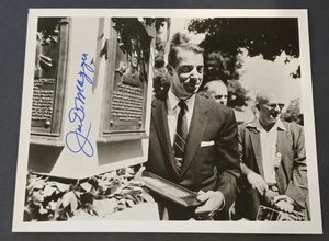 Rare JOE DIMAGGIO Signed 8x10 Photo-HALL OF FAME-NEW YORK YANKEES-JSA - Picture 1 of 6