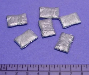 O/On3/On30 LARGE FEED SACKS 1/48 SCALE WISEMAN MODEL SERVICES DETAIL PARTS #O136 - Bild 1 von 1
