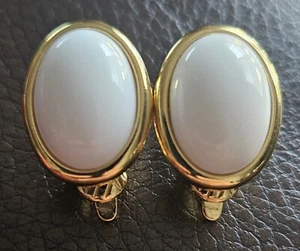 Vintage Trifari TM Signed Gold Tone White Cabochon Clip On Earrings 7/8" - Picture 1 of 6