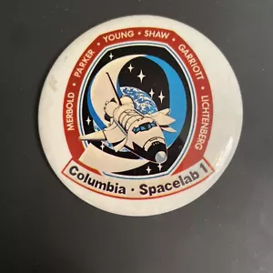 Columbia - Space lab 1 Button Pin Merbold Parker Young Shaw Garriott Litchenberg - Picture 1 of 2