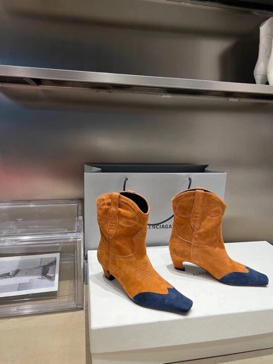 KHAITE Botas de Vaquero Occidentales Cabeza Cuadrada Cuero Retro Tacón Medio Botas Cortas Mujeres Foto 1 de 4