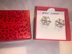 Betsey Johnson Clear Acrylic White & Pave Crystal Snowflake Stud Earrings NIB 25 - Picture 1 of 7