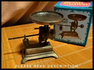 Sacapuntas de metal fundido a presión miniatura vintage balanzas en caja 8766 - Imagen 1 de 11