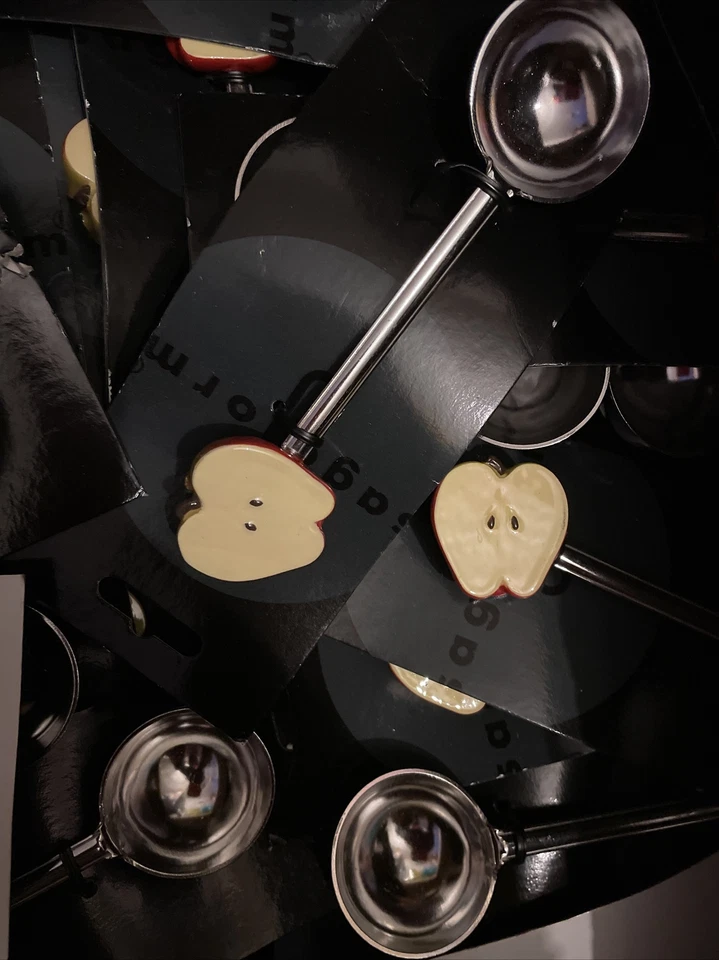 Cuchara de café de acero inoxidable. Cuchara medidora Saga Form. Precio de venta sugerido por el fabricante Apple 15 £ Foto 1 de 1