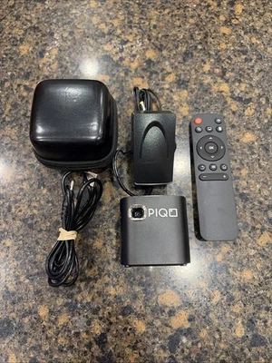 PIQo Mini Proiettore Smart Proiettore Portatile Tascabile Mobile con Cavo di Ricarica - Immagine 1 di 4