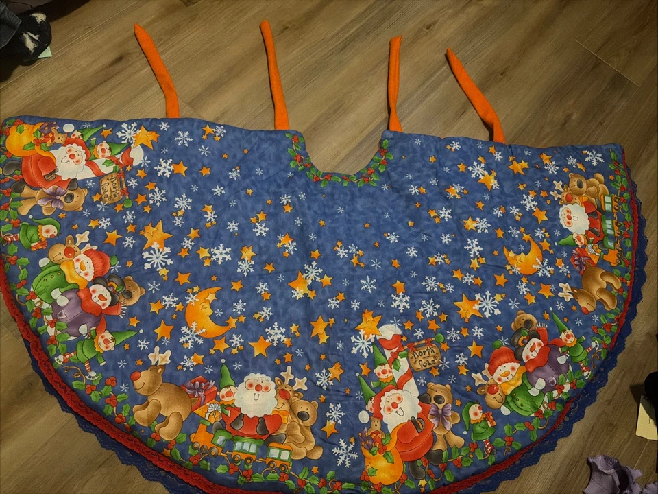 Falda de árbol de Navidad vintage hecha a mano de Santa en el Polo Norte, borde de encaje con volantes Foto 1 de 4