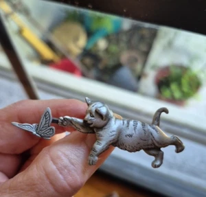 DE COLECCIÓN JJ JONETTE GATO PERSIGUIENDO MARIPOSA PIN GATITO TEMBLOR PELTRE BROCHE - Imagen 1 de 14