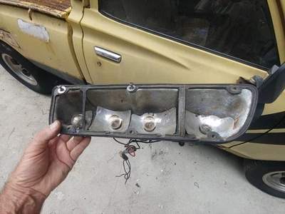 Conjunto de lámpara de luz trasera Datsun 620 72-79 OEM carcasa de pasajero derecho Foto 1 de 4