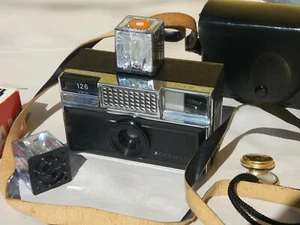 Agfa Agfamatic 126 photo avec sacoche étui cuir 1970 et 2 x OFC 4 dés flash - Photo 1/12