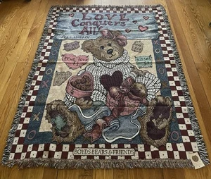 Arazzo coperta con frange Boyds Bears LOVE CONQUORS ALL lancio nuovo con etichetta - Foto 1 di 4