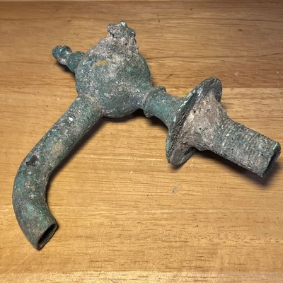 Antiguo grifo victoriano de bronce con grifo de agua de latón macizo excavado para botellas pesado  Foto 1 de 4