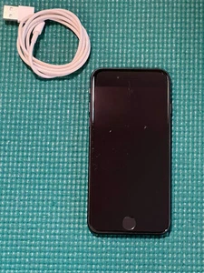 Apple iPhone SE 3rd Generation 64GB - Midnight (Unlocked) A2595 (CDMA + GSM) - Afbeelding 1 van 10
