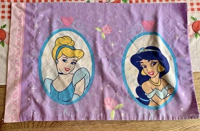 Estuche de 1 almohada vintage Disney Princesas Cenicienta, Bella, Blancanieves, Jazmín Foto 1 de 4