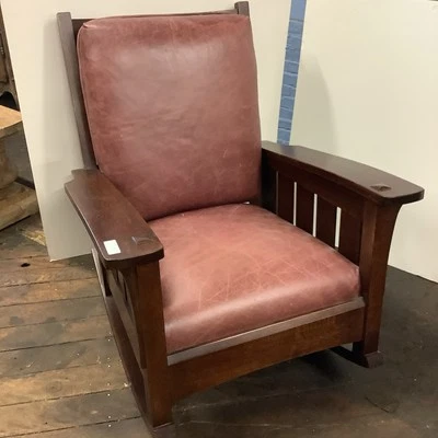 "Mecedora Stickley de roble con brazo arqueado cojines de cuero 37 1/2""H" Foto 1 de 4