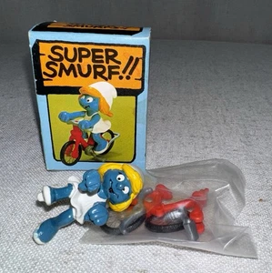 Vintage Super Smurf Smurfette Bicycle PVC Figure Schleich Peyo In Box - Picture 1 of 8