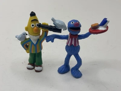 Figuras Grover de Sesame Street Muppets con plato y Bert con telescopio - Lote de 2 Foto 1 de 4