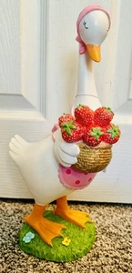 Ostern Frühling Gans mit Korb mit Erdbeeren 13" Figur Dekoration - Bild 1 von 4