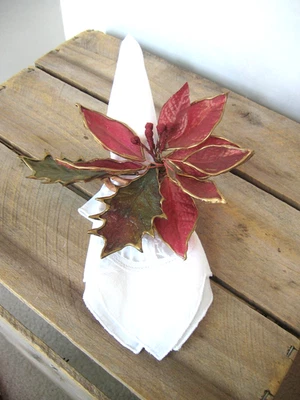 深红色Poinsettia餐巾戒指8件套硬质织物塑料纸丝戒指 — 第 1/4 张图片