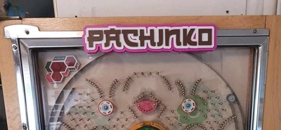 Máquina Pachinko vintage. Letrero de exhibición. Impreso 3D personalizado + magnético.  9" de largo. Foto 1 de 4