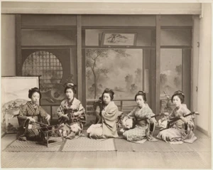 c.1890 PHOTO - JAPAN GIRLS PLAYING MUSICAL INSTRUMENTS - Picture 1 of 1