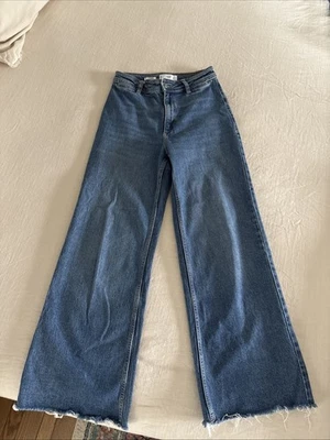 Jeans de pierna ancha de mango con dobladillo crudo Foto 1 de 3