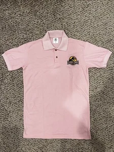 Jurassic Park Drivers rosa Polo - Replik Requisite Halloween Kostüm - Größe Medium M - Bild 1 von 7