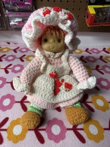 Muñeca corta fresa ganchillo a mano vintage con vestido rosa y sombrero rosa - Imagen 1 de 16
