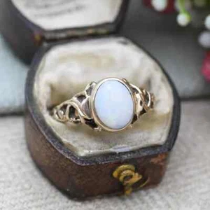Vintage 9ct Gold Opal Ring 1979 - White Gemstone Pretty Solitaire - Picture 1 of 8