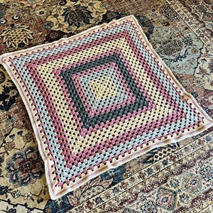 Manta cuadrada de ganchillo hecha a mano Granny tiro afgano cómoda colorida 3 pies x 3 pies - Imagen 1 de 7