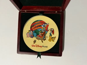 Juego de prendedores exclusivo para miembros del elenco de Disney 2000 con caja de madera y 5 prendedores - Imagen 1 de 4