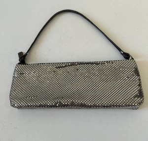 Borsa a mano vintage Whiting Davis in rete tono argento con cinturino in rete 9” x 3” - Foto 1 di 4