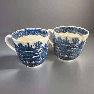 Par de tazas de café acanaladas azul y blanco Caughley, pagoda o 2 patrones de templo C 1780 - Imagen 1 de 20