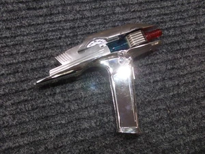 Playmates Toys Star Trek Starfleet Phaser 2009 SIN CAJA - Imagen 1 de 3