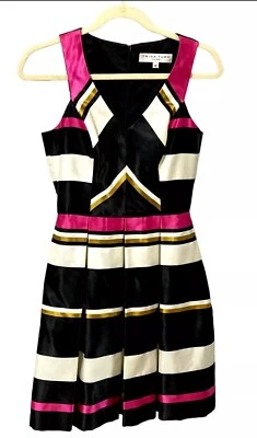 Vestido de Fiesta Trina Turk Talla 0 Rosa Negro Blanco Dorado Rayas Ajuste y Acampanado Brillante Foto 1 de 3