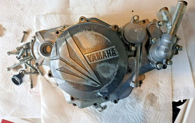 Крышка водяного насоса внутреннего и внешнего сцепления 2014–2017 Yamaha YZ450F OEM YZ450 YZ 450 - Изображение 1 из 4