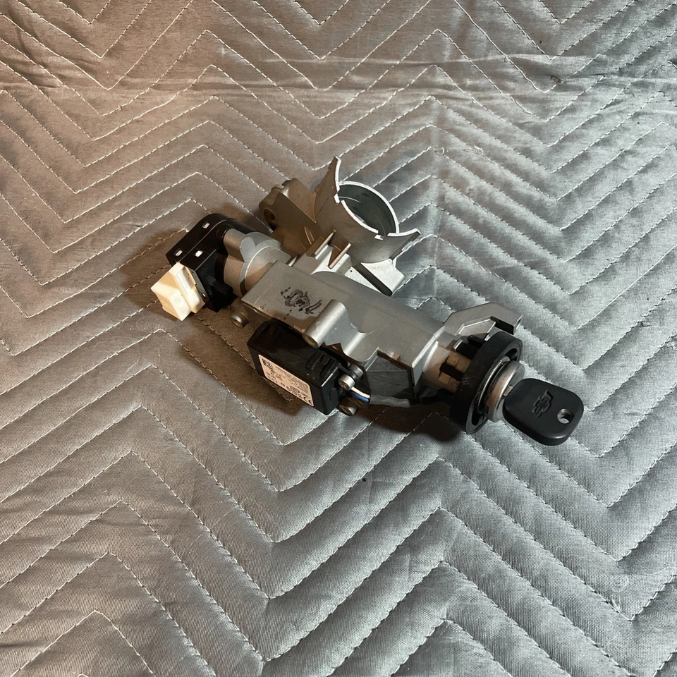 2010 科迈罗 SS 点火开关带钥匙 Oem 气缸 Aa7313 — 第 1/1 张图片