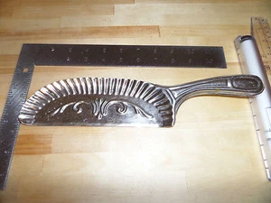 Raspador de bandeja de latón vintage de placa de color plateado - Imagen 1 de 12